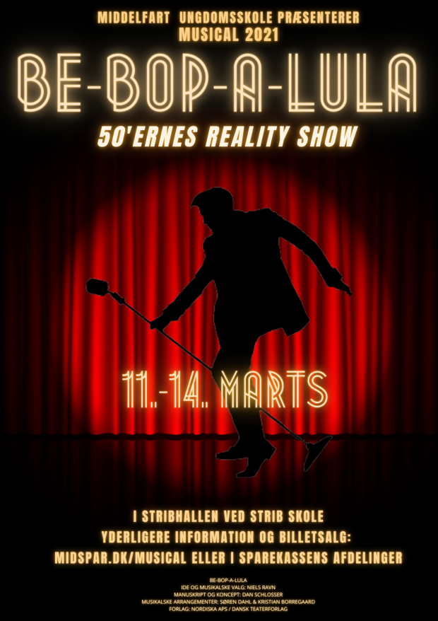 Plakat. Billede af musicalplakat, hvor der er rødt scenetæppe i baggrunden og en mand med mikrofon i forgrunden.